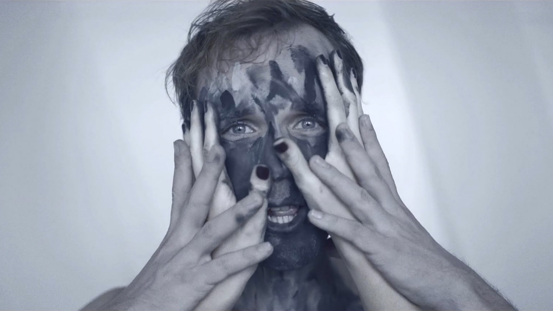 Still aus dem Musikvideo «Parrot to the Moon – Chemistry»